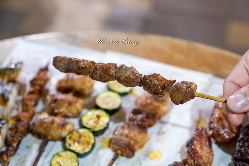 【台中南屯】直男串燒｜漁人町市集日式串燒，獨門醬汁手工燒烤，豬肉蔬菜捲、五花肉、雞皮串大推！ - 貪吃猴的幻想