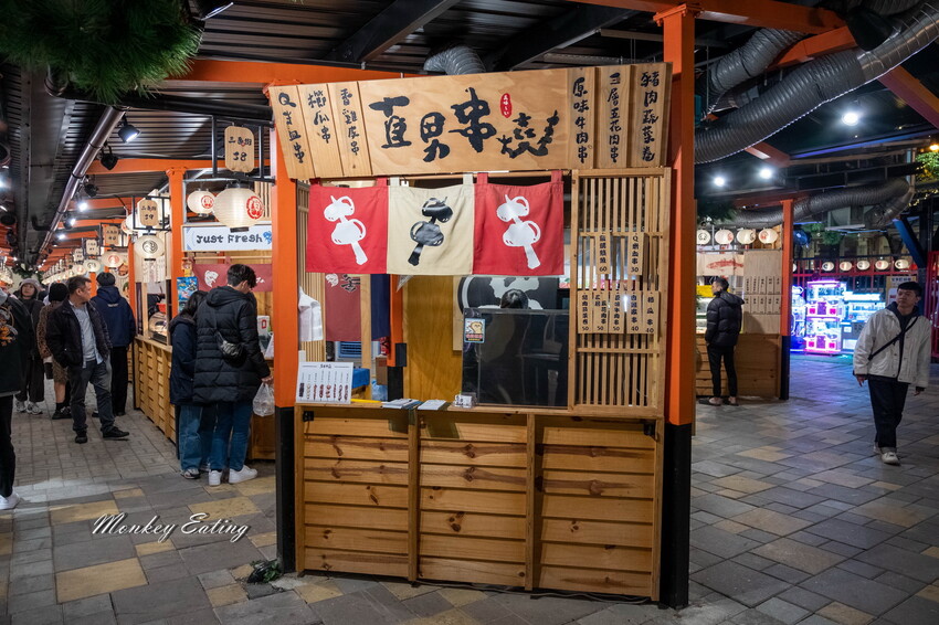 【台中南屯】直男串燒｜漁人町市集日式串燒，獨門醬汁手工燒烤，豬肉蔬菜捲、五花肉、雞皮串大推！ - 貪吃猴的幻想