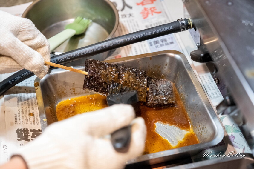 【台中南屯】直男串燒｜漁人町市集日式串燒，獨門醬汁手工燒烤，豬肉蔬菜捲、五花肉、雞皮串大推！ - 貪吃猴的幻想