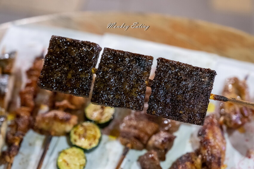 【台中南屯】直男串燒｜漁人町市集日式串燒，獨門醬汁手工燒烤，豬肉蔬菜捲、五花肉、雞皮串大推！ - 貪吃猴的幻想