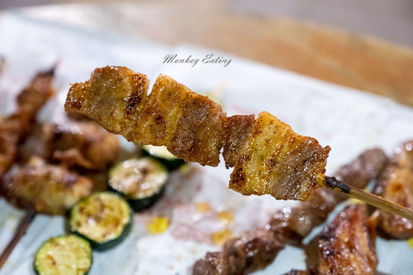 【台中南屯】直男串燒｜漁人町市集日式串燒，獨門醬汁手工燒烤，豬肉蔬菜捲、五花肉、雞皮串大推！ - 貪吃猴的幻想