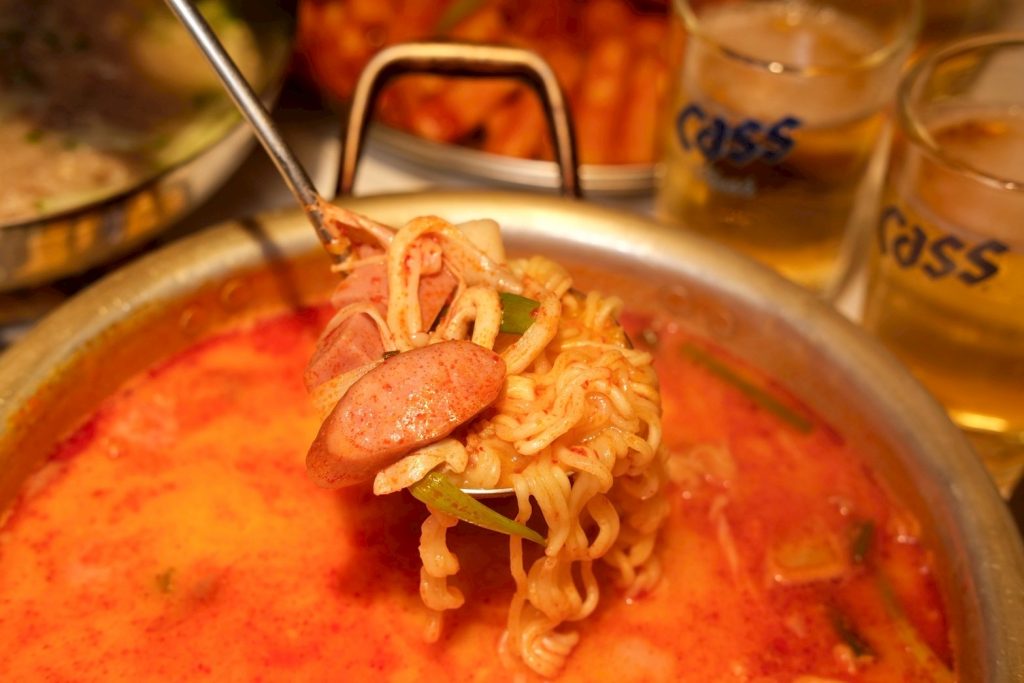 台北松山區道地韓式燒肉!本家選手村帥歐爸桌邊烤肉,小菜無限吃到飽。