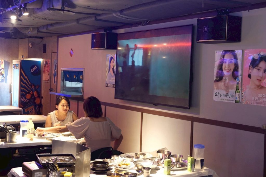 台北松山區道地韓式燒肉!本家選手村帥歐爸桌邊烤肉,小菜無限吃到飽。