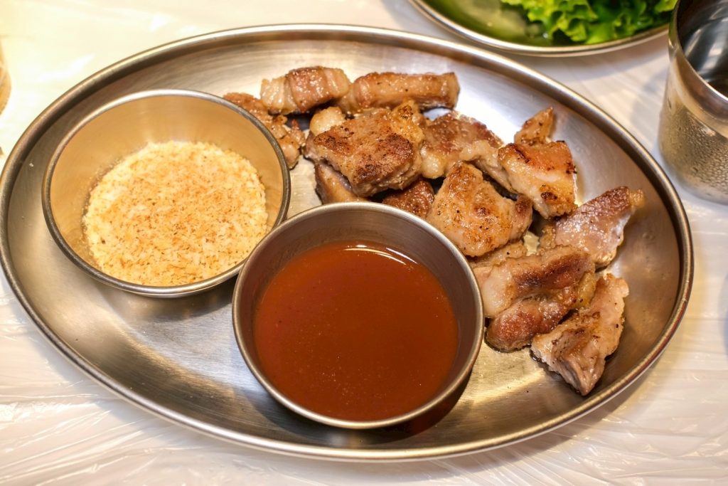 台北松山區道地韓式燒肉!本家選手村帥歐爸桌邊烤肉,小菜無限吃到飽。