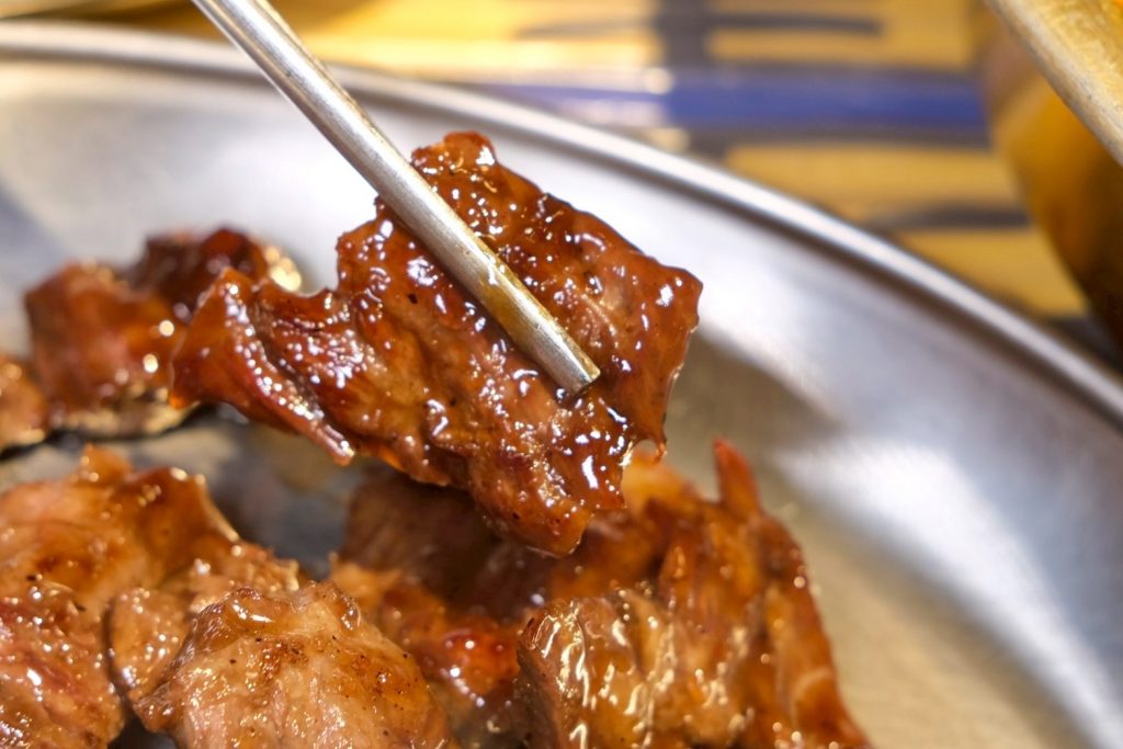 台北松山區道地韓式燒肉!本家選手村帥歐爸桌邊烤肉,小菜無限吃到飽。