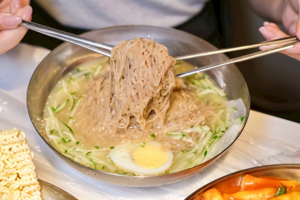 台北松山區道地韓式燒肉!本家選手村帥歐爸桌邊烤肉,小菜無限吃到飽。