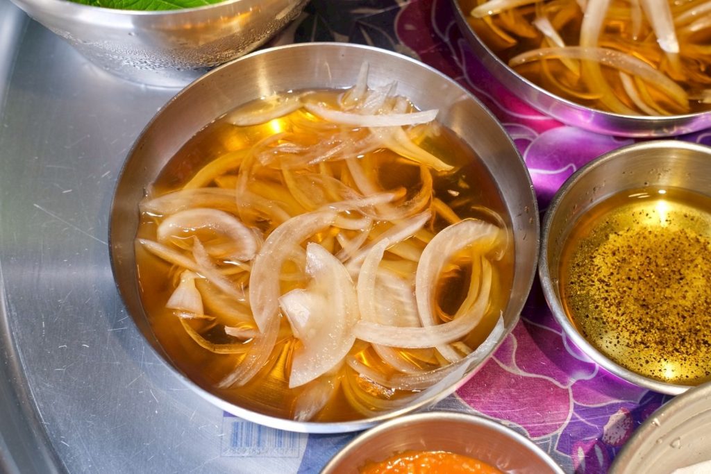 台北松山區道地韓式燒肉!本家選手村帥歐爸桌邊烤肉,小菜無限吃到飽。