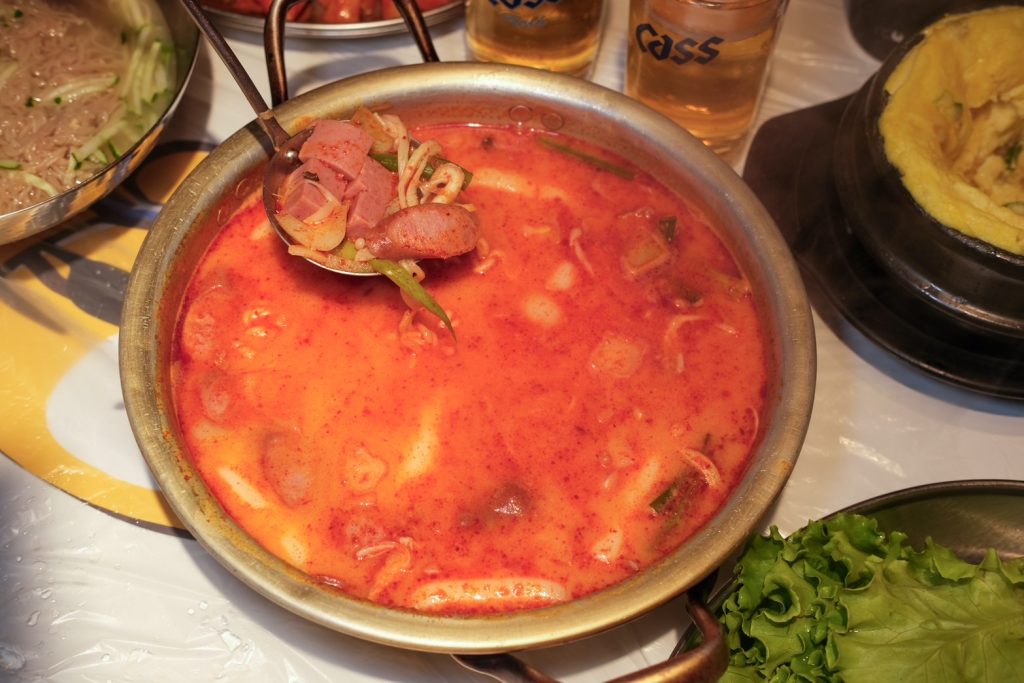 台北松山區道地韓式燒肉!本家選手村帥歐爸桌邊烤肉,小菜無限吃到飽。