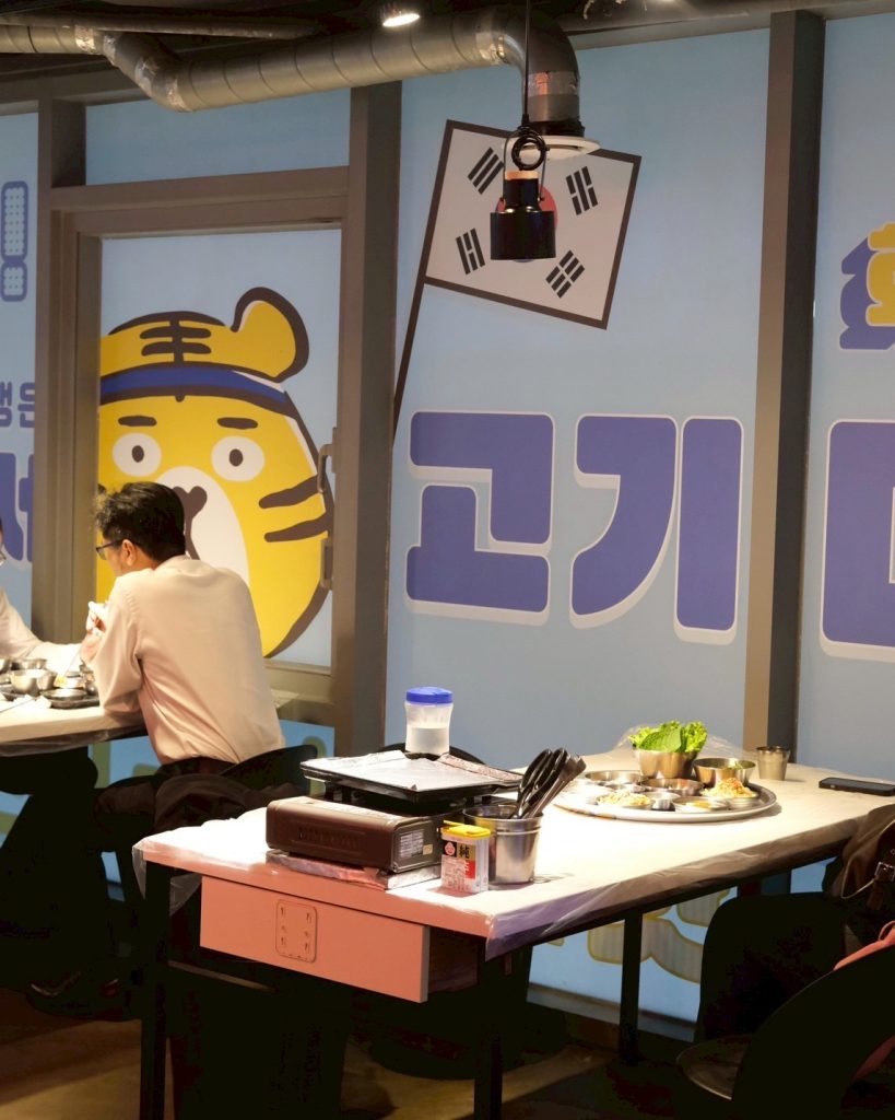 台北松山區道地韓式燒肉!本家選手村帥歐爸桌邊烤肉,小菜無限吃到飽。