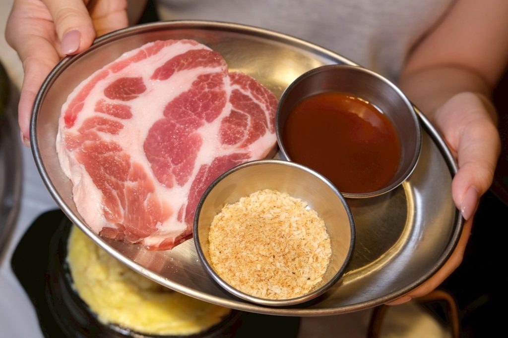 台北松山區道地韓式燒肉!本家選手村帥歐爸桌邊烤肉,小菜無限吃到飽。