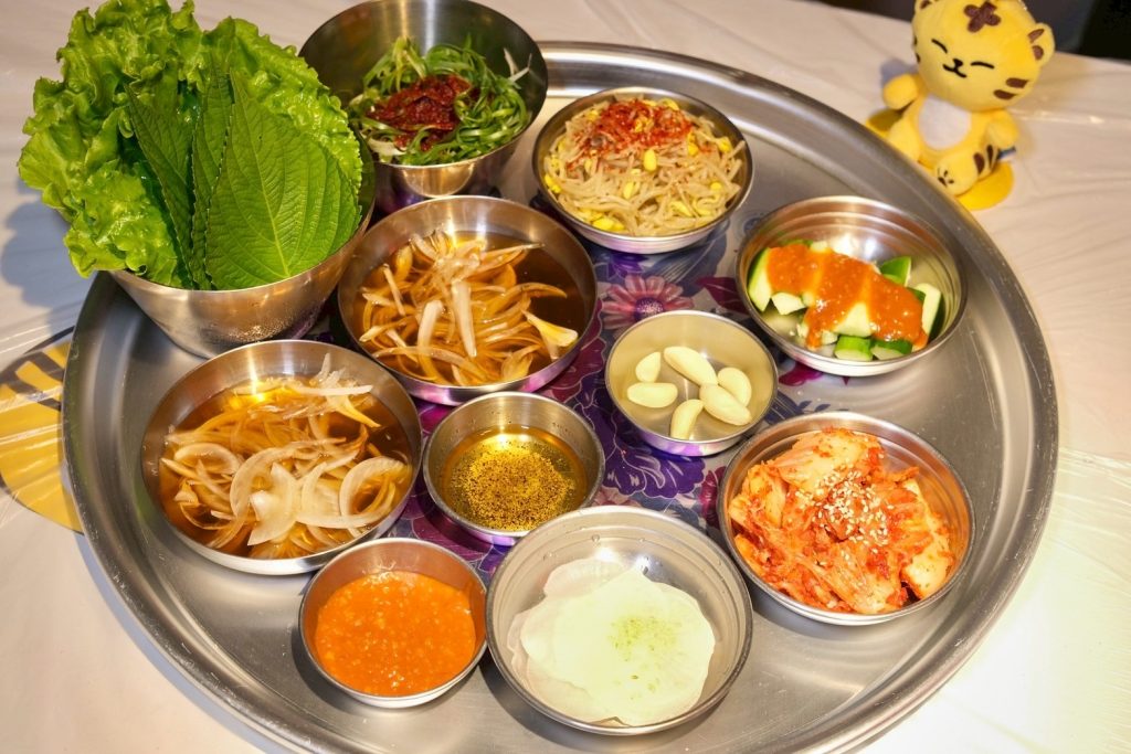 台北松山區道地韓式燒肉!本家選手村帥歐爸桌邊烤肉,小菜無限吃到飽。