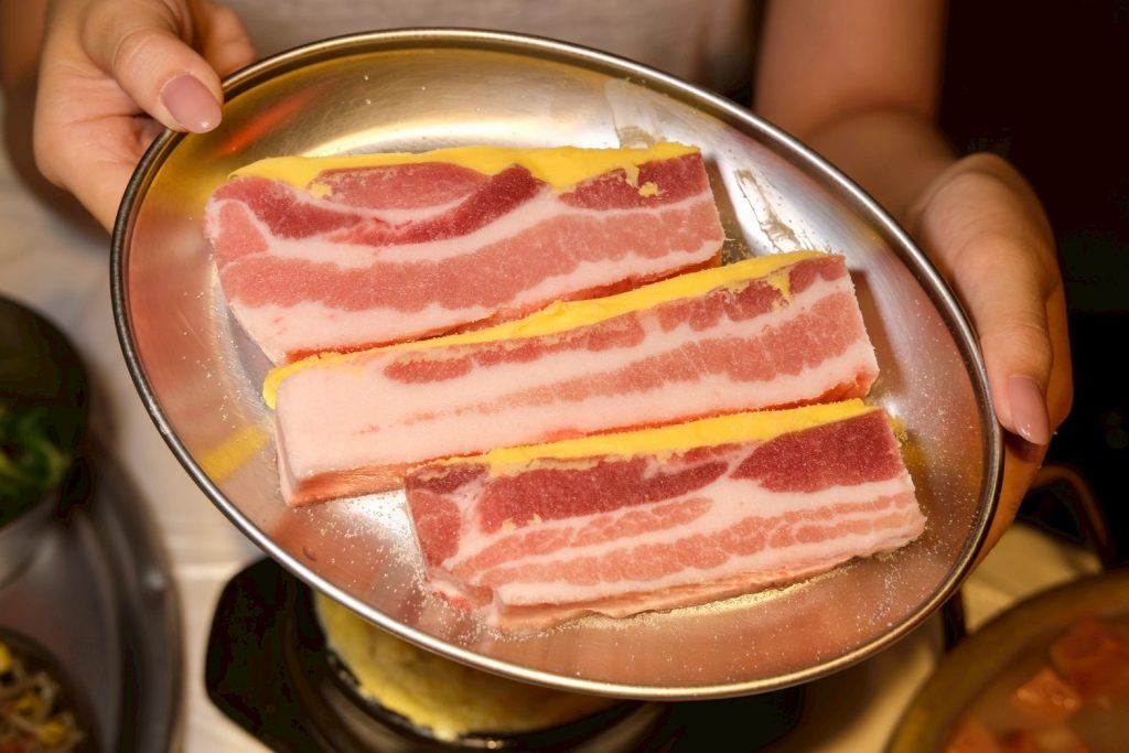 台北松山區道地韓式燒肉!本家選手村帥歐爸桌邊烤肉,小菜無限吃到飽。