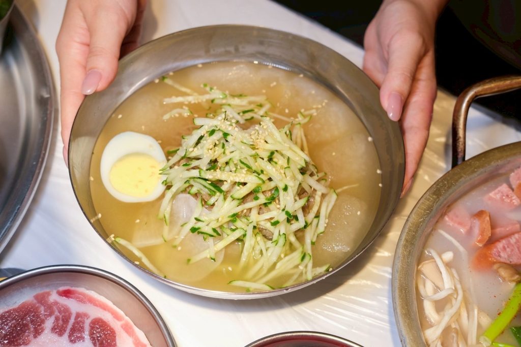 台北松山區道地韓式燒肉!本家選手村帥歐爸桌邊烤肉,小菜無限吃到飽。