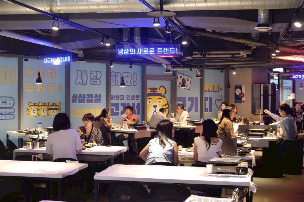 台北松山區道地韓式燒肉!本家選手村帥歐爸桌邊烤肉,小菜無限吃到飽。