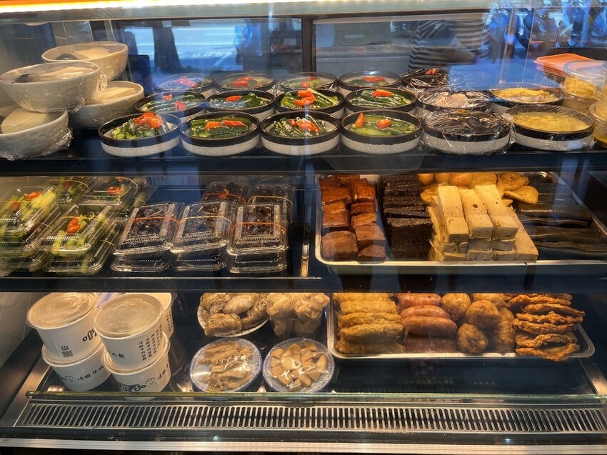 桃園市桃園區【桃園麵食】清燉牛肉麵好吃!湯頭好肉大塊【小巷子清燉牛肉麵】大有店，小菜滷味也不要錯過