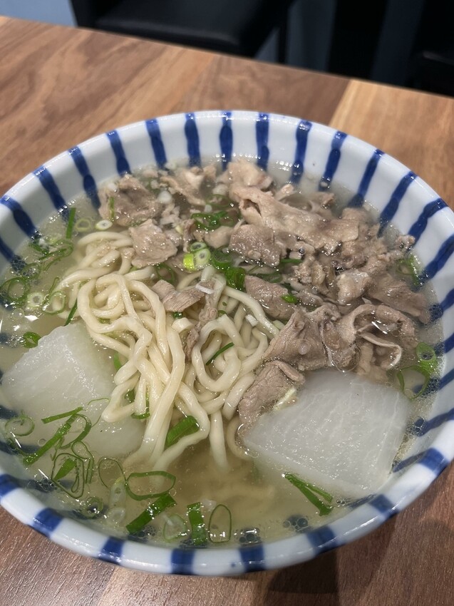 桃園市桃園區【桃園麵食】清燉牛肉麵好吃!湯頭好肉大塊【小巷子清燉牛肉麵】大有店，小菜滷味也不要錯過