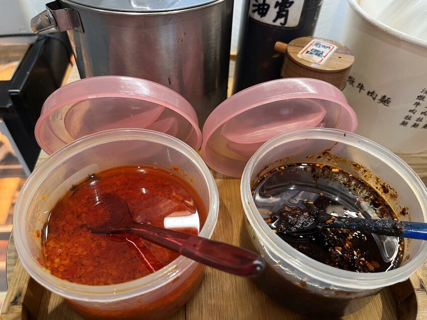 桃園市桃園區【桃園麵食】清燉牛肉麵好吃!湯頭好肉大塊【小巷子清燉牛肉麵】大有店，小菜滷味也不要錯過