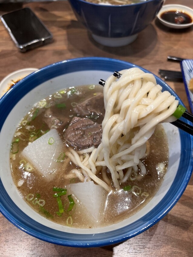 桃園市桃園區【桃園麵食】清燉牛肉麵好吃!湯頭好肉大塊【小巷子清燉牛肉麵】大有店，小菜滷味也不要錯過