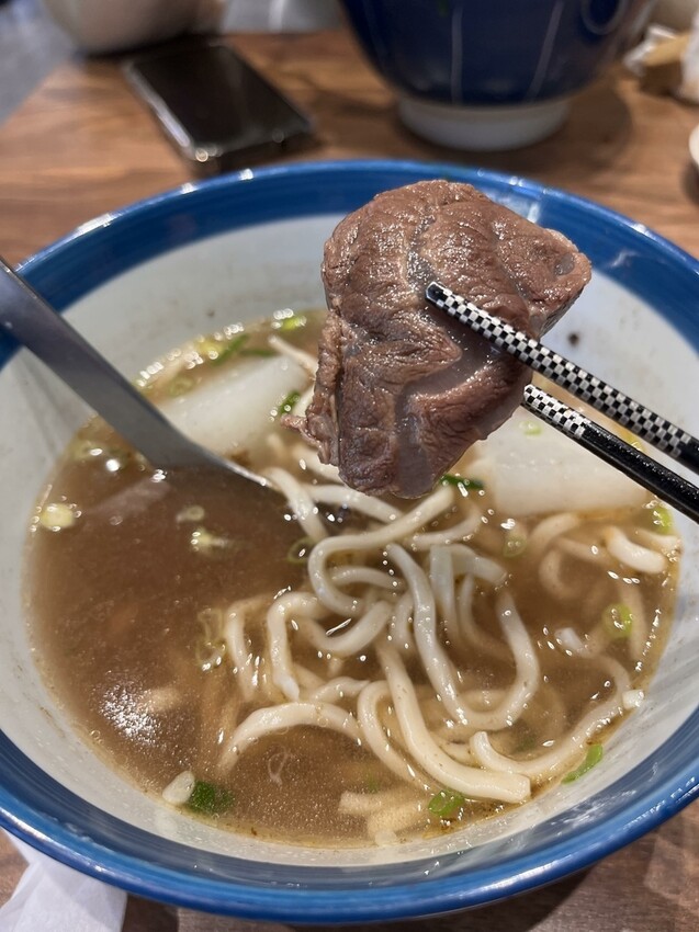 桃園市桃園區【桃園麵食】清燉牛肉麵好吃!湯頭好肉大塊【小巷子清燉牛肉麵】大有店，小菜滷味也不要錯過