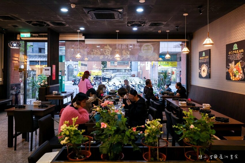 新北市蘆洲區【蘆洲火鍋推薦】羽臨創意湯鍋 主食自助吧吃到飽,一個人也能吃酸菜魚火鍋