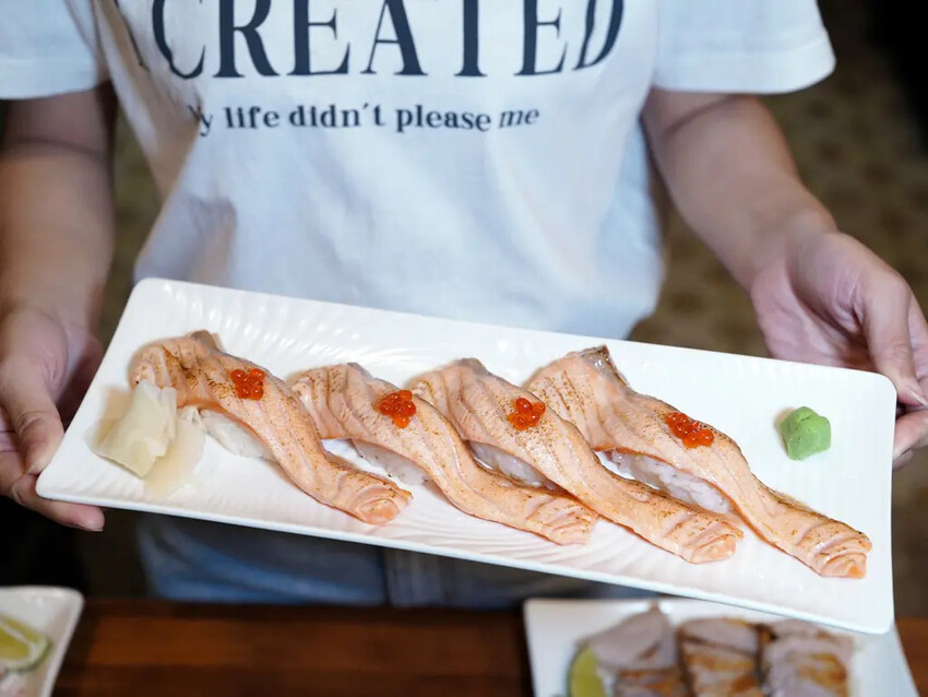 台南居酒屋推薦│小椿食堂│冰杯啤酒+滿桌下酒菜│打卡送啤酒│