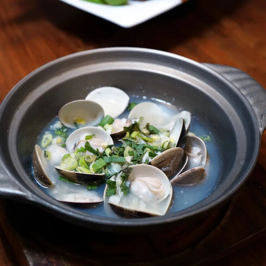 台南居酒屋推薦│小椿食堂│冰杯啤酒+滿桌下酒菜│打卡送啤酒│