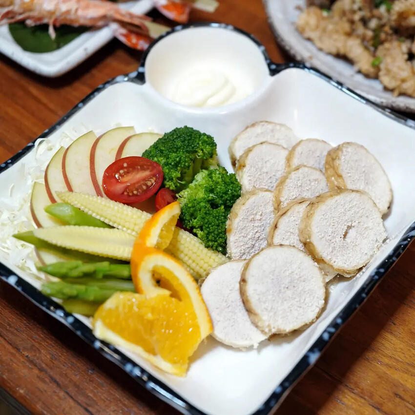 台南居酒屋推薦│小椿食堂│冰杯啤酒+滿桌下酒菜│打卡送啤酒│