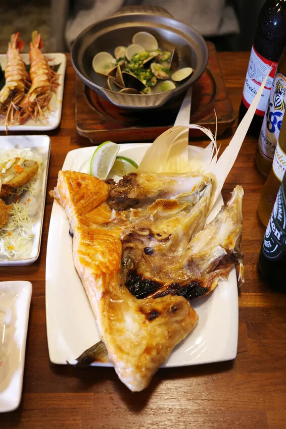 台南居酒屋推薦│小椿食堂│冰杯啤酒+滿桌下酒菜│打卡送啤酒│