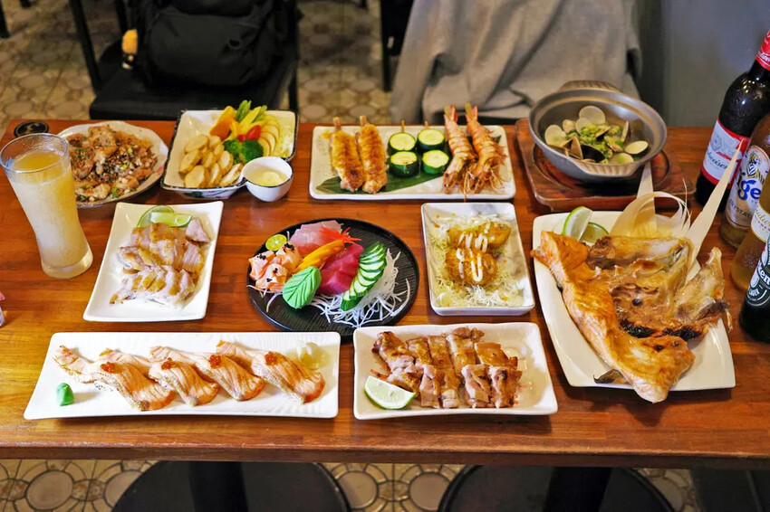 台南居酒屋推薦│小椿食堂│冰杯啤酒+滿桌下酒菜│打卡送啤酒│