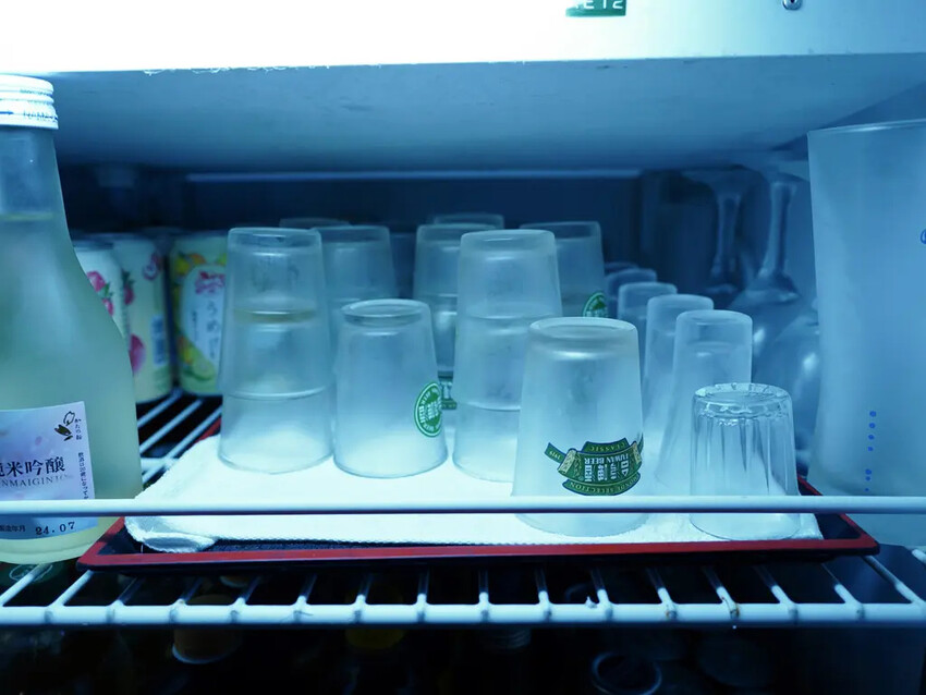 台南居酒屋推薦│小椿食堂│冰杯啤酒+滿桌下酒菜│打卡送啤酒│