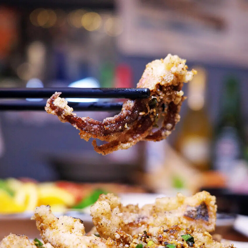 台南居酒屋推薦│小椿食堂│冰杯啤酒+滿桌下酒菜│打卡送啤酒│