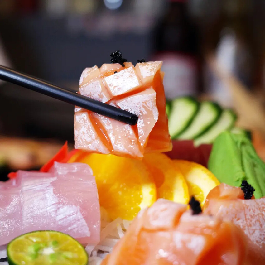 台南居酒屋推薦│小椿食堂│冰杯啤酒+滿桌下酒菜│打卡送啤酒│