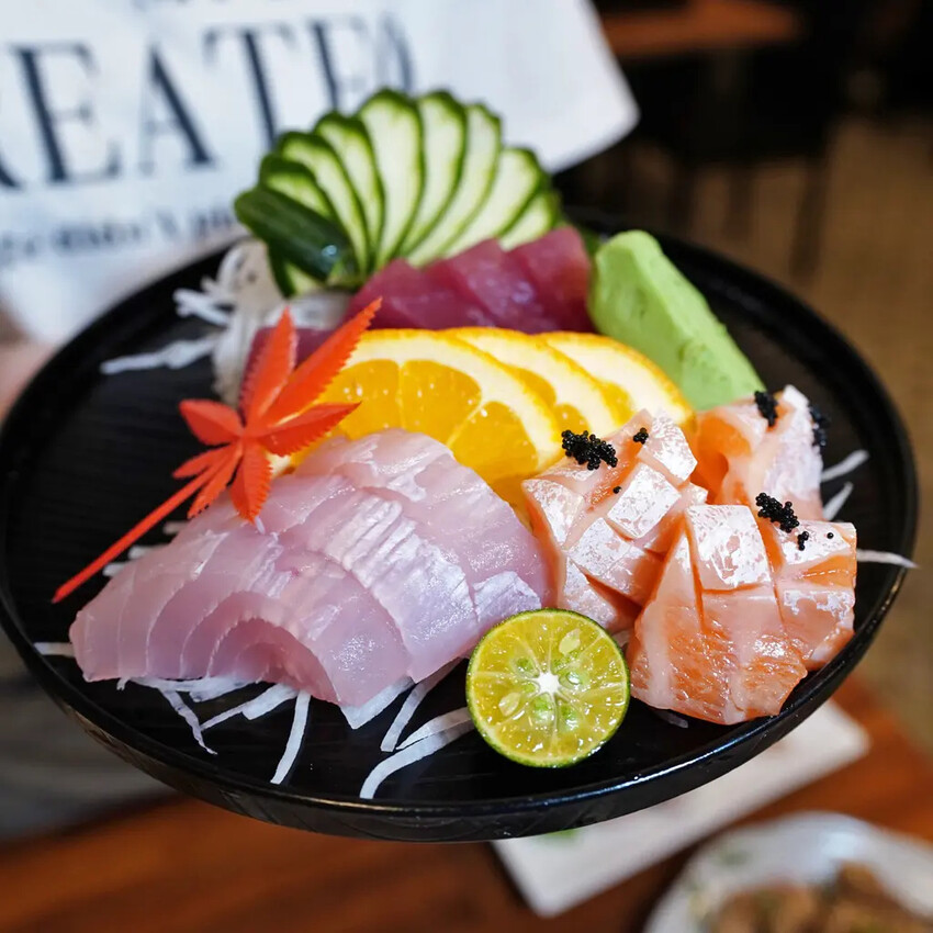 台南居酒屋推薦│小椿食堂│冰杯啤酒+滿桌下酒菜│打卡送啤酒│