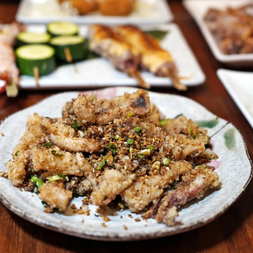 台南居酒屋推薦│小椿食堂│冰杯啤酒+滿桌下酒菜│打卡送啤酒│