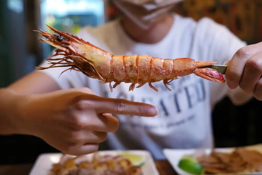 台南居酒屋推薦│小椿食堂│冰杯啤酒+滿桌下酒菜│打卡送啤酒│