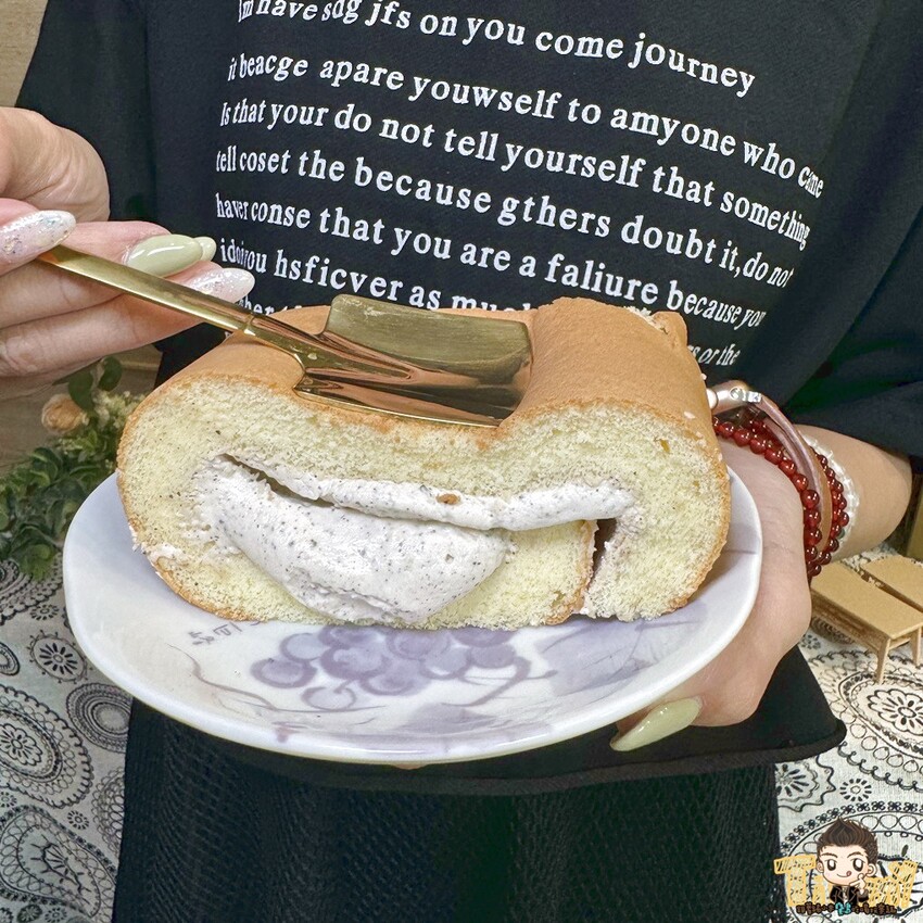 桃園市桃園區全台最佛心價的生乳捲和水果蛋糕店！ 20公分原味爆漿生乳捲只要260元！ 牛肚蛋糕你們看過了嗎？