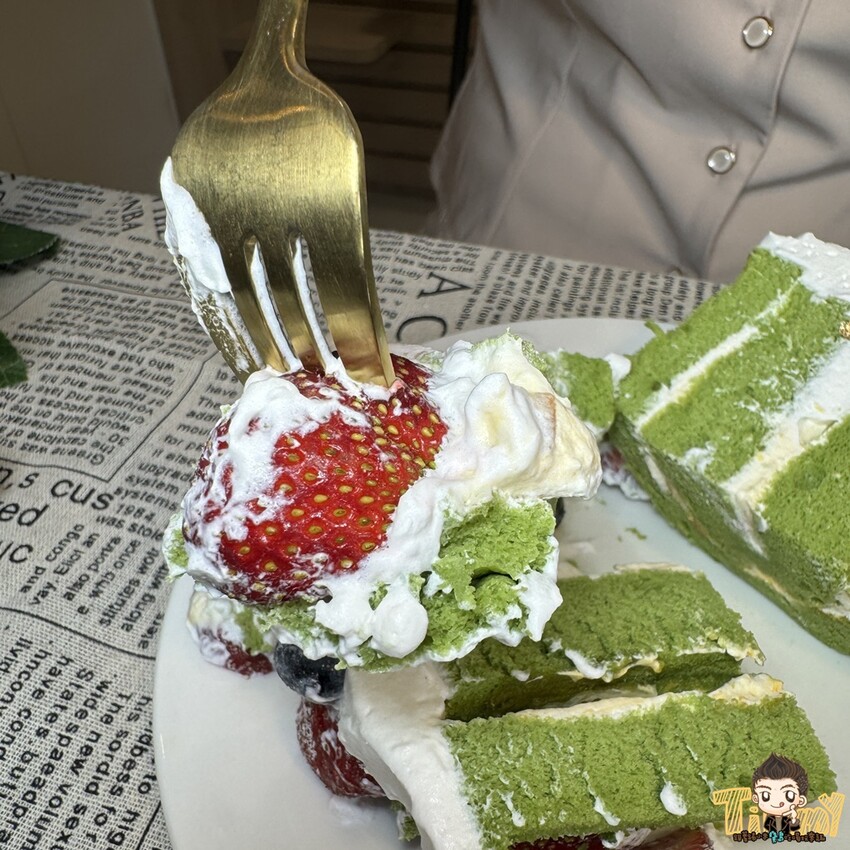 你相信嗎？超大顆12吋草莓奶油布丁蛋糕只要1399元😮 從內到外都有滿滿的農場直運草莓，草莓控能不買來吃嗎？--跟著踢小米吃喝玩樂趣