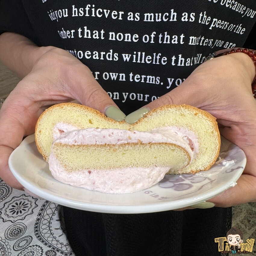 桃園市桃園區全台最佛心價的生乳捲和水果蛋糕店！ 20公分原味爆漿生乳捲只要260元！ 牛肚蛋糕你們看過了嗎？