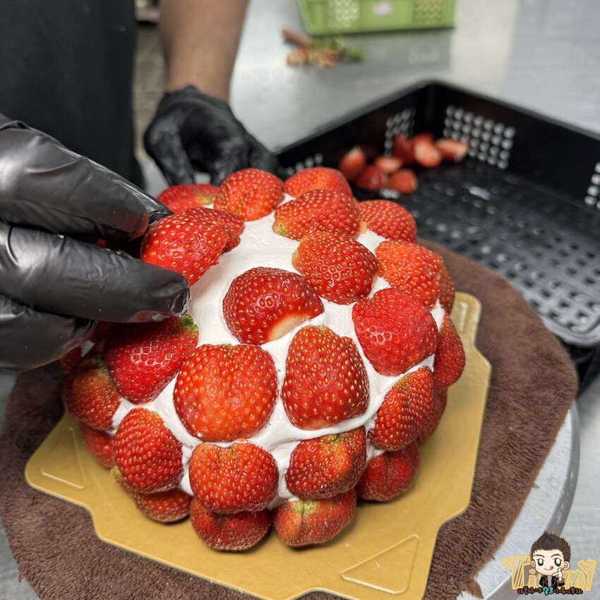 你相信嗎？超大顆12吋草莓奶油布丁蛋糕只要1399元😮 從內到外都有滿滿的農場直運草莓，草莓控能不買來吃嗎？--跟著踢小米吃喝玩樂趣