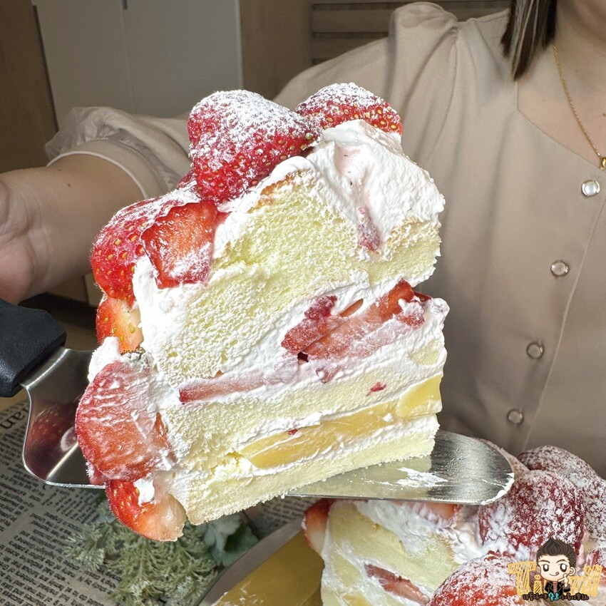 你相信嗎？超大顆12吋草莓奶油布丁蛋糕只要1399元😮 從內到外都有滿滿的農場直運草莓，草莓控能不買來吃嗎？--跟著踢小米吃喝玩樂趣