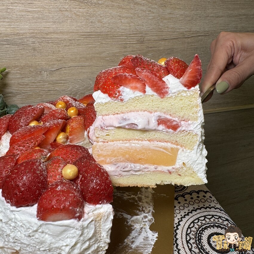 桃園市桃園區全台最佛心價的生乳捲和水果蛋糕店！ 20公分原味爆漿生乳捲只要260元！ 牛肚蛋糕你們看過了嗎？