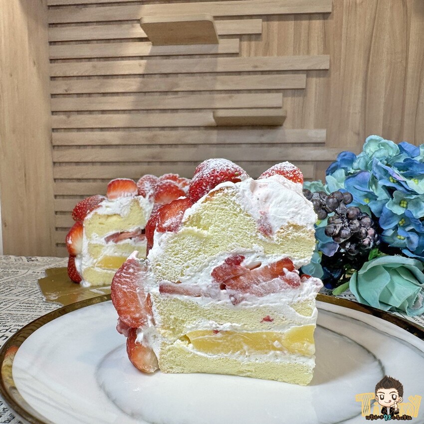 你相信嗎？超大顆12吋草莓奶油布丁蛋糕只要1399元😮 從內到外都有滿滿的農場直運草莓，草莓控能不買來吃嗎？--跟著踢小米吃喝玩樂趣