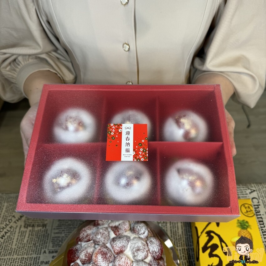 你相信嗎？超大顆12吋草莓奶油布丁蛋糕只要1399元😮 從內到外都有滿滿的農場直運草莓，草莓控能不買來吃嗎？--跟著踢小米吃喝玩樂趣