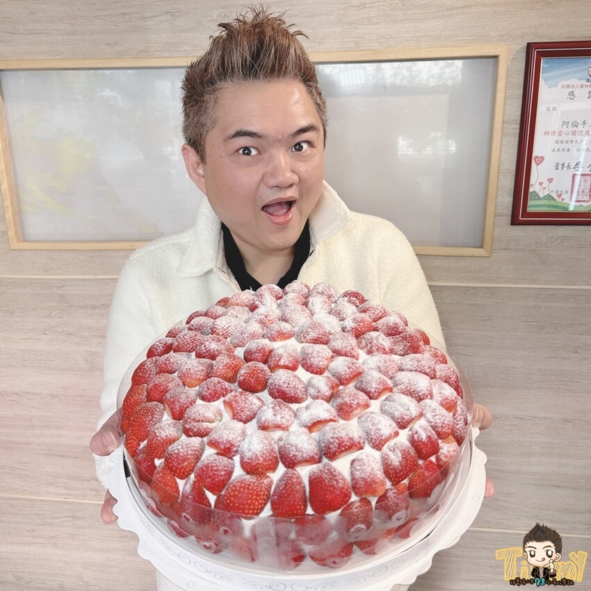 你相信嗎？超大顆12吋草莓奶油布丁蛋糕只要1399元😮 從內到外都有滿滿的農場直運草莓，草莓控能不買來吃嗎？--跟著踢小米吃喝玩樂趣