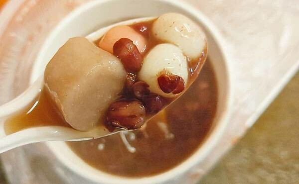 台北市大安區通化夜市九份芋圓|通化街夜市必吃美食,就算下雨天也要排隊的芋圓店