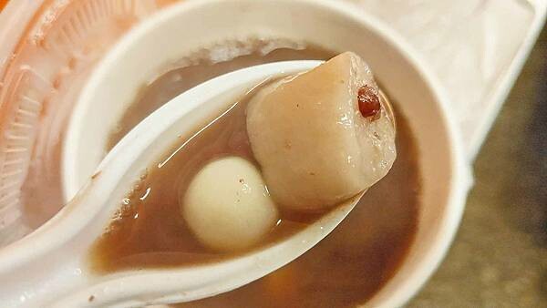 台北市大安區通化夜市九份芋圓|通化街夜市必吃美食,就算下雨天也要排隊的芋圓店