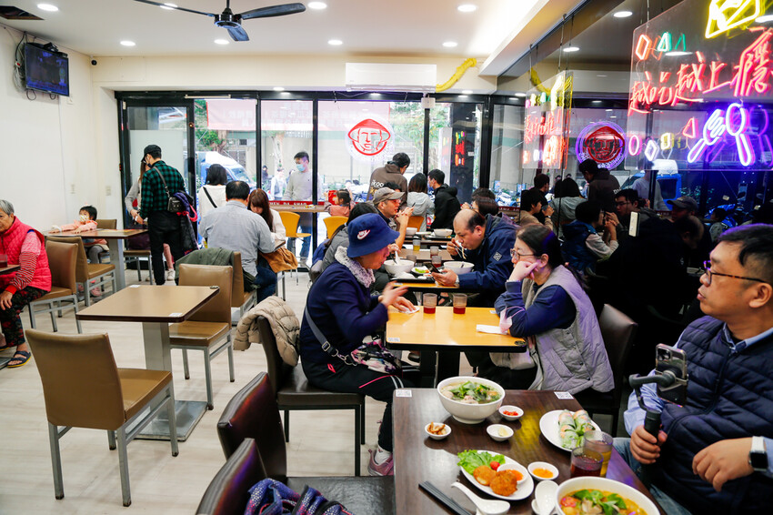 份量十足的南洋風味手作河粉．必點廣東雲吞包整尾蝦仁~政大少新越泰美食廚房-飲料無限暢飲