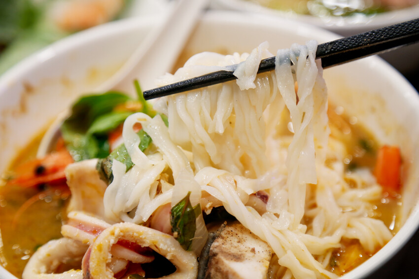 份量十足的南洋風味手作河粉．必點廣東雲吞包整尾蝦仁~政大少新越泰美食廚房-飲料無限暢飲