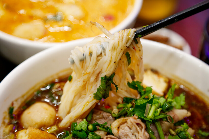 份量十足的南洋風味手作河粉．必點廣東雲吞包整尾蝦仁~政大少新越泰美食廚房-飲料無限暢飲