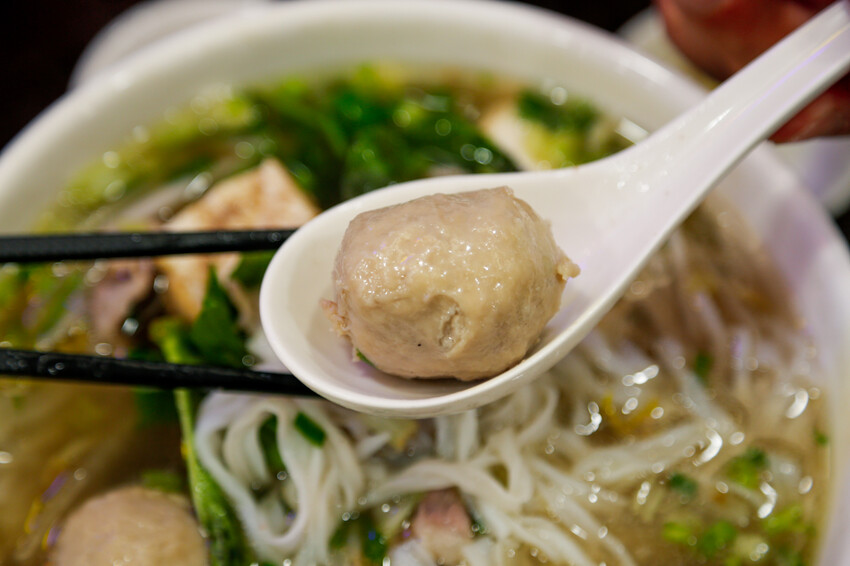 份量十足的南洋風味手作河粉．必點廣東雲吞包整尾蝦仁~政大少新越泰美食廚房-飲料無限暢飲